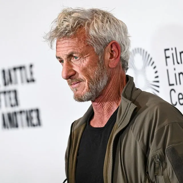 Ο Σον Πεν παρέλαβε ένα διαφορετικό “Όσκαρ” στην Ουκρανία