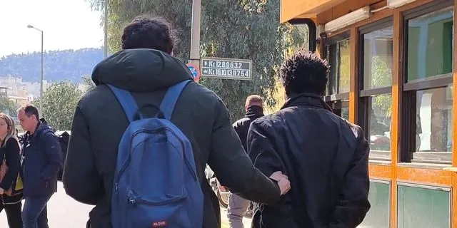 Στην Ευελπίδων ο 48χρονος υπήκοος Σουδάν που είχε χειροβομβίδες έξω από τη ΓΑΔΑ