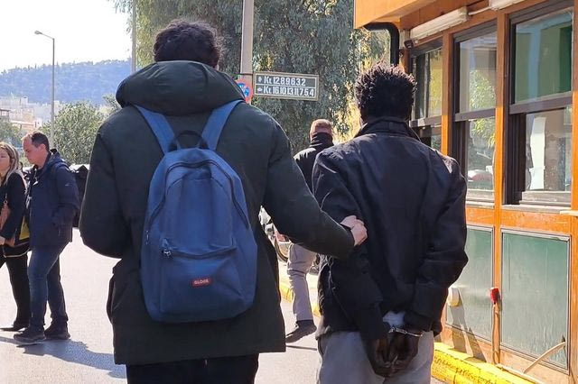 Στην Ευελπίδων ο 48χρονος υπήκοος Σουδάν που είχε χειροβομβίδες έξω από τη ΓΑΔΑ