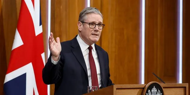 Ο Στάρμερ εξετάζει σχέδιο για το άνοιγμα των Στενών του Ορμούζ