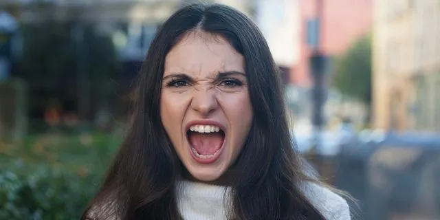 Βρίζεις; Μιλάς στον εαυτό σου; Είσαι ευφυής – Τι λένε ψυχολόγοι