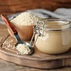 Βάζο με ταχίνι και δίπλα σουσάμι