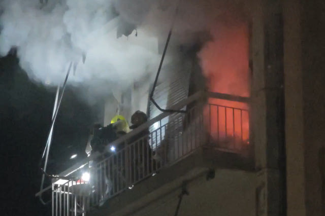 Φωτιά σε διαμέρισμα στον Ταύρο – Ανασύρθηκε άνδρας χωρίς τις αισθήσεις του