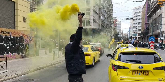 Ο ταξιτζής με το καπνογόνο μιλά για τη “κιτρινιάρα” του – “Είναι το μαγαζάκι μου στον δρόμο”