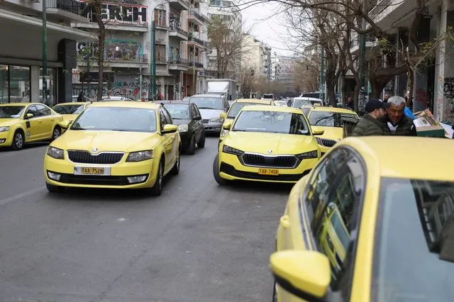 Ταξί: Συγκέντρωση έξω από τα γραφεία του ΣΑΤΑ και πορεία στην Βουλή