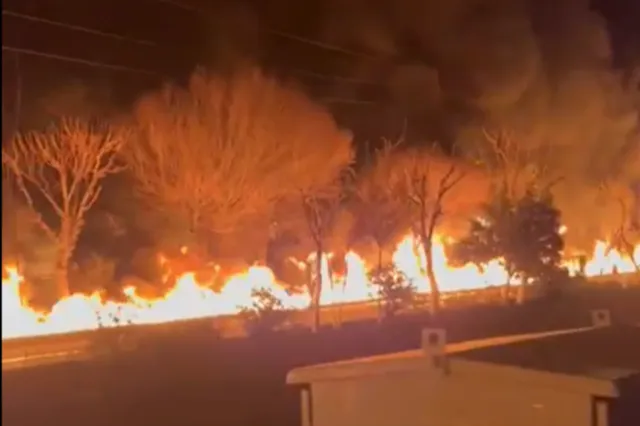 “Σαν να έγινε η νύχτα μέρα” – Δραματικές εικόνες στην Τεχεράνη μετά τα πλήγματα σε αποθήκες πετρελαίου