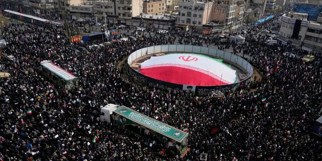Πλήθος κόσμου στην Τεχεράνη για τις κηδείες των δολοφονημένων διοικητών