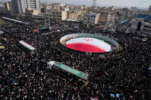 Πλήθος κόσμου στην Τεχεράνη για τις κηδείες των δολοφονημένων διοικητών