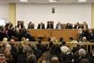 Δίκη για τα Τέμπη: Διακοπή στη συνεδρίαση – Ασφυκτικά γεμάτη η αίθουσα