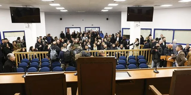 Tempi: Scenes of shame at the trial – Relatives in the dock because there was no room