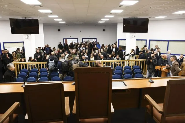 Τέμπη: Εικόνες ντροπής στη δίκη – Συγγενείς στο… εδώλιο επειδή δεν χωρούσαν