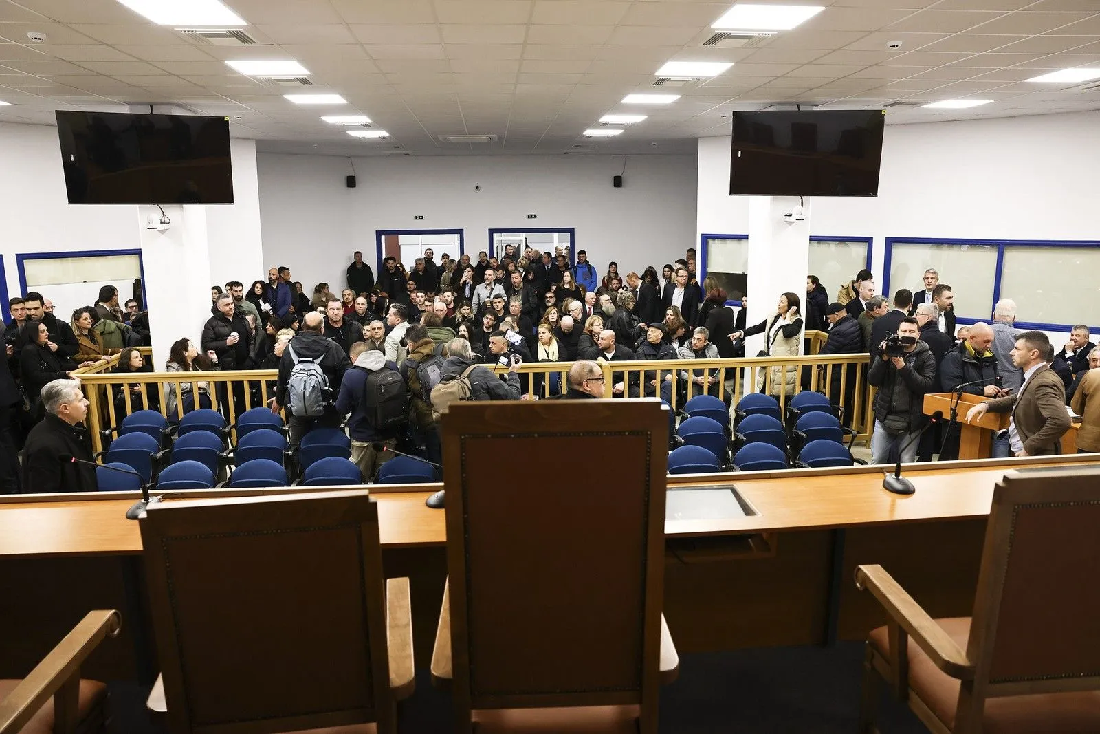 Τέμπη: Εικόνες ντροπής στη δίκη - Συγγενείς στο... εδώλιο επειδή δεν χωρούσαν