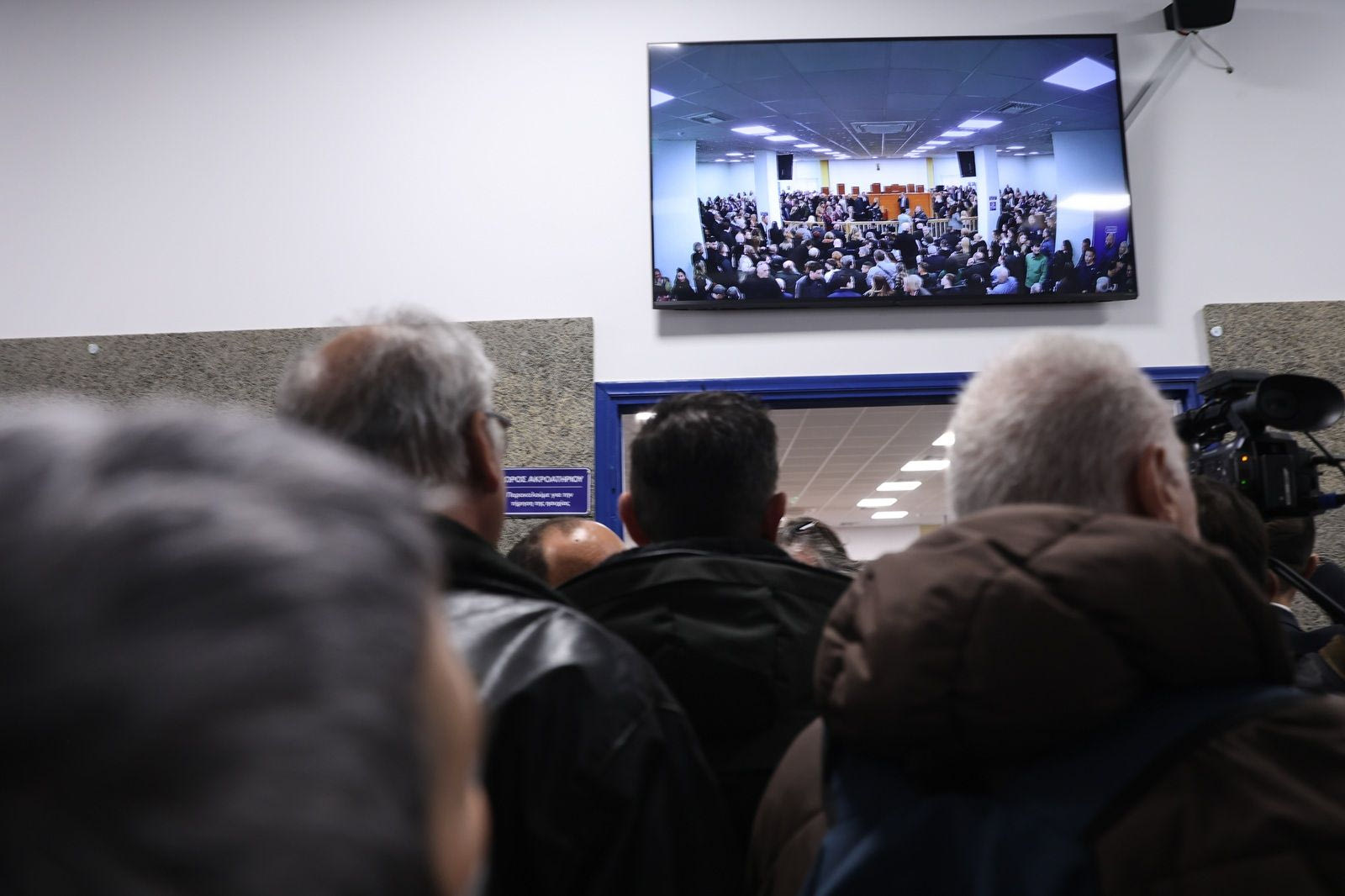 LIVE Δίκη για τα Τέμπη: Συνεχείς διακοπές και ξέσπασμα συγγενών και δικηγόρων για την αίθουσα