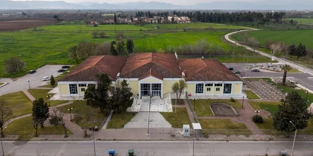 Η δικαστική αίθουσα στη Λάρισα. Το θέατρο του δράματος που κάποιοι θα προσπαθήσουν να μετατρέψουν και σε σκηνή του παραλόγου