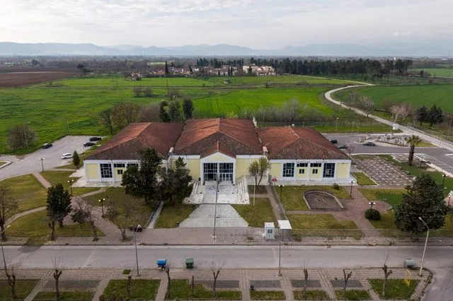 Η δικαστική αίθουσα στη Λάρισα. Το θέατρο του δράματος που κάποιοι θα προσπαθήσουν να μετατρέψουν και σε σκηνή του παραλόγου