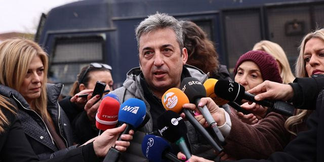 Δίκη για τα Τέμπη: Πλήθος κόσμου στη Λάρισα στο πλευρό των συγγενών