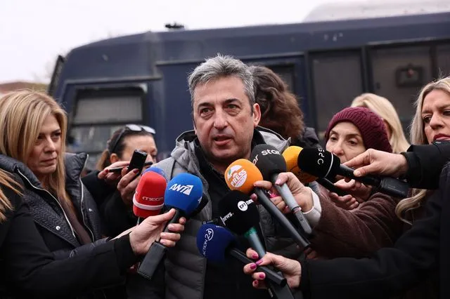 Δίκη για τα Τέμπη: Πλήθος κόσμου στη Λάρισα στο πλευρό των συγγενών