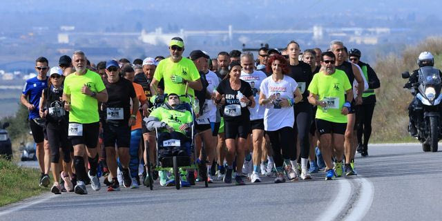 Τέμπη: 400 δρομείς έτρεξαν στον 3ο Δρόμο Μνήμης και τερμάτισαν στο σημείο “μηδέν”