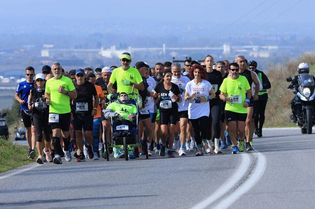 Τέμπη: 400 δρομείς έτρεξαν στον 3ο Δρόμο Μνήμης και τερμάτισαν στο σημείο “μηδέν”