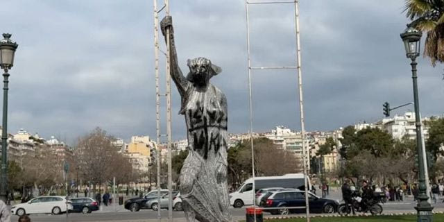 Θεσσαλονίκη: Βανδάλισαν τη “Γυναίκα σε λεωφορείο” – Bίντεο
