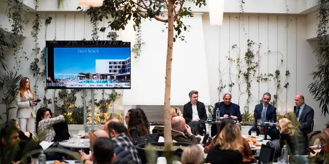 Η Attica προτείνει ένα νέο αειφορικό μοντέλο φιλοξενίας – Tο “σήμα” του εμβληματικού Tinos Beach