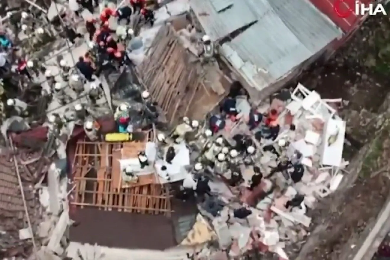 Κατέρρευσαν δύο κτήρια στην Κωνσταντινούπολη - Ανασύρθηκαν πέντε άτομα από τα συντρίμμια