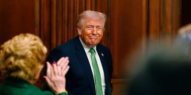 Τραμπ: “Χαίρομαι που πέθανε” ο εισαγγελέας που ερεύνησε τη ρωσική εμπλοκή στις εκλογές του ’16