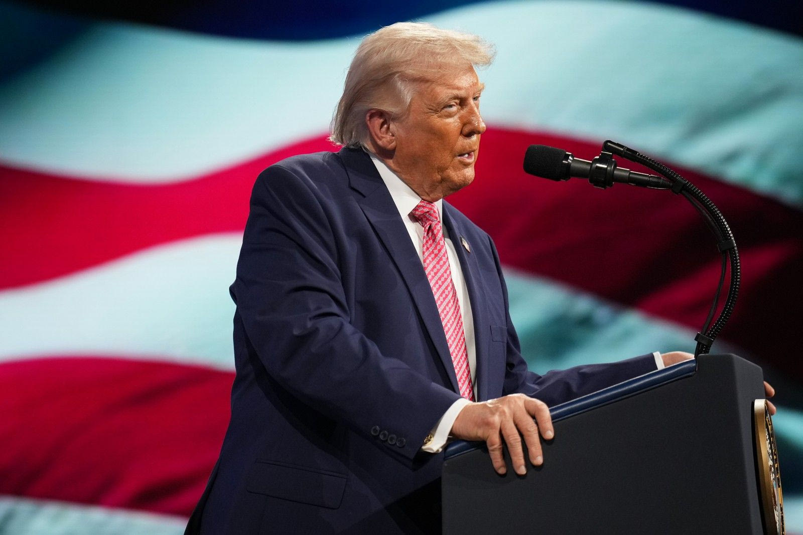 Τραμπ στους FT: Οι ΗΠΑ θα μπορούσαν να πάρουν το πετρέλαιο του Ιράν