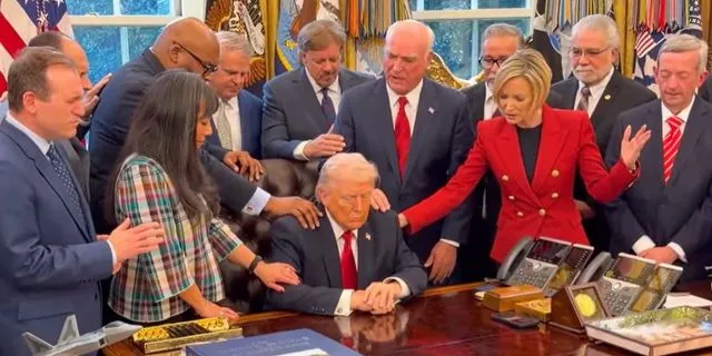 Αναγούλα: Ο Τραμπ (του Επστάιν) προσεύχεται, οι τραμπόφιλοι επιτίθενται στον Σάντσεθ…