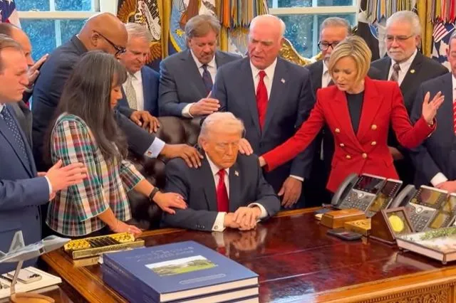 Αναγούλα: Ο Τραμπ (του Επστάιν) προσεύχεται, οι τραμπόφιλοι επιτίθενται στον Σάντσεθ…