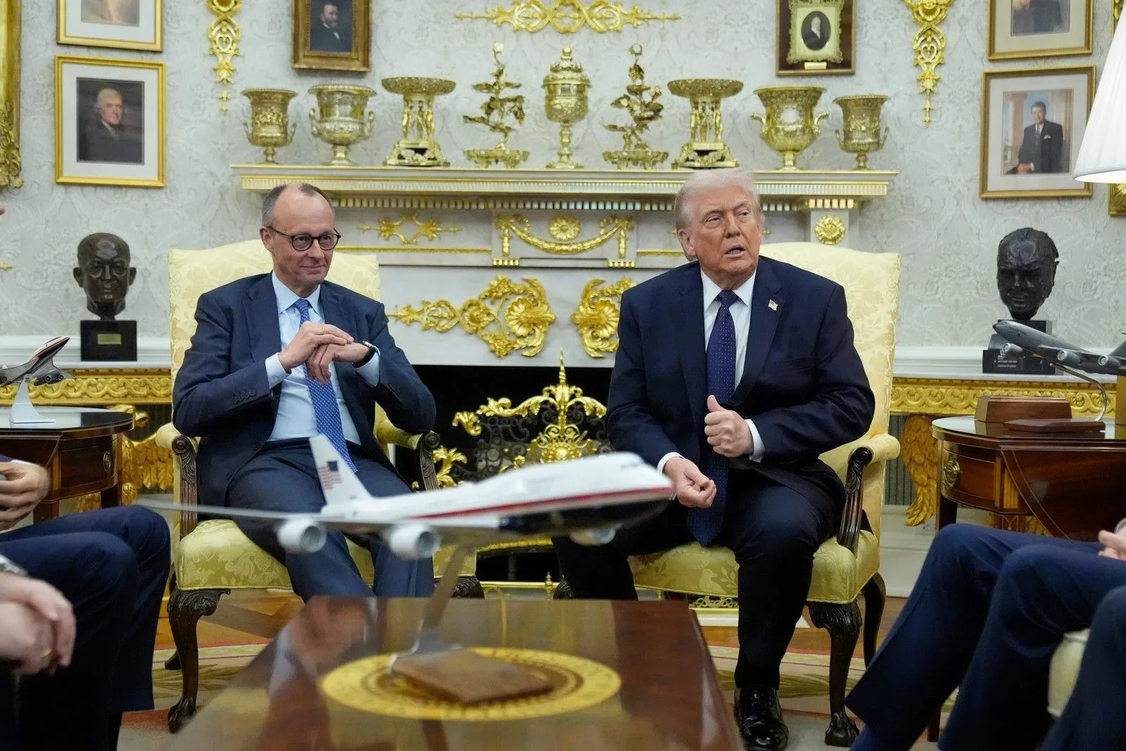 LIVE: Τραμπ: “Το Ιράν ξεμένει από εκτοξευτές” – Σε εξέλιξη η συνάντησή του με τον Μερτς