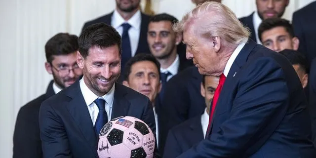 Και αφού ο Τραμπ προσευχήθηκε με τους πάστορες, κατάφερε να φωτογραφηθεί με τον Θεό