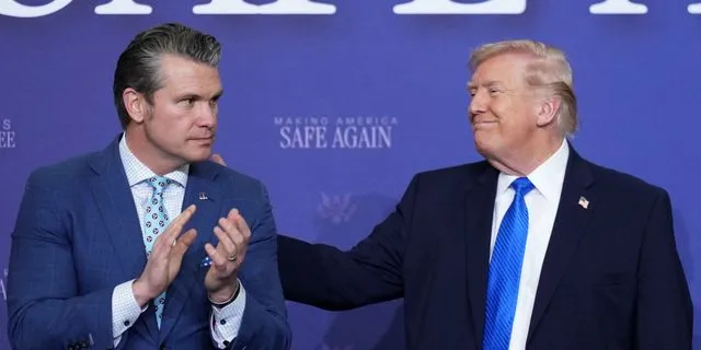 O Τραμπ “έδειξε” τον Χέγκσεθ ως υπεύθυνο για την έναρξη του πολέμου στο Ιράν – Βίντεο