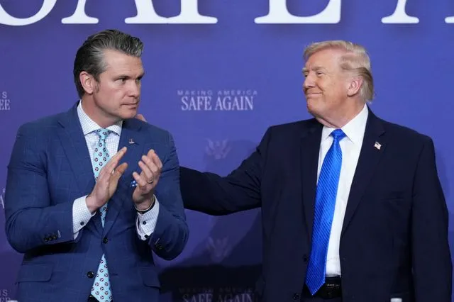 O Τραμπ “έδειξε” τον Χέγκσεθ ως υπεύθυνο για την έναρξη του πολέμου στο Ιράν – Βίντεο