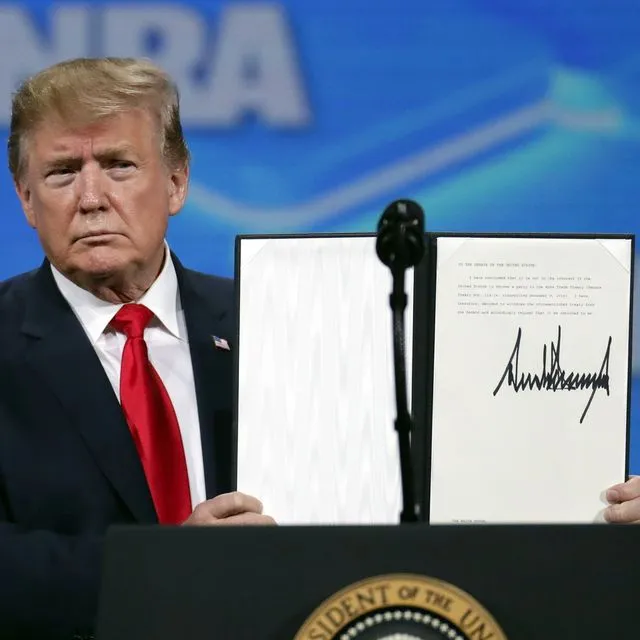 Ο Τραμπ έβαλε την υπογραφή του στο δολάριο, τερματίζοντας μια παράδοση 165 ετών