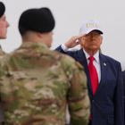 Το Fox News “εξαφάνισε” το καπέλο του Τραμπ στην τελετή παράδοσης των σορών Αμερικανών στρατιωτών