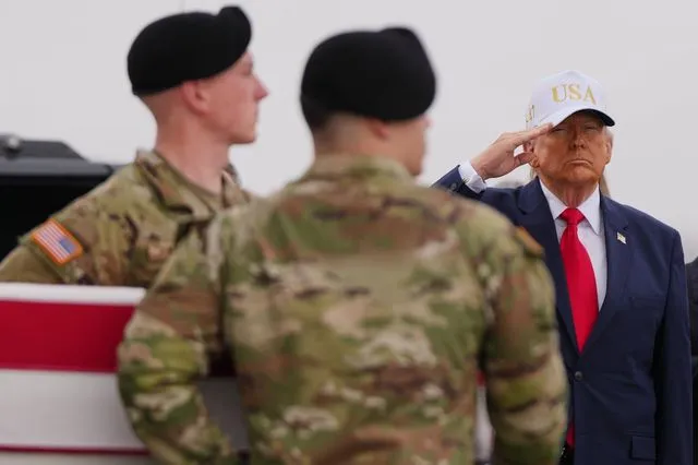 Το Fox News “εξαφάνισε” το καπέλο του Τραμπ στην τελετή παράδοσης των σορών Αμερικανών στρατιωτών