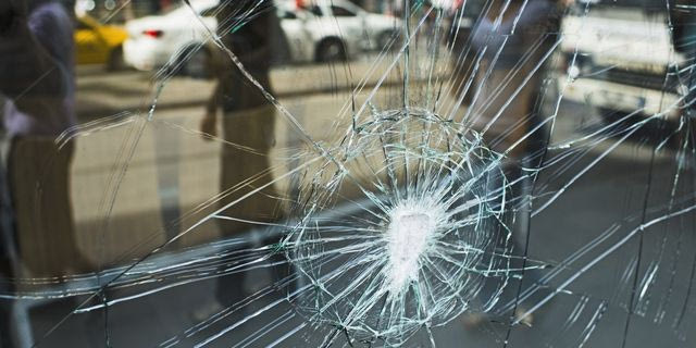 Θεσσαλονίκη: 80χρονος “έριξε” το αυτοκίνητό του σε τράπεζα, επειδή του κατέσχεσε το σπίτι