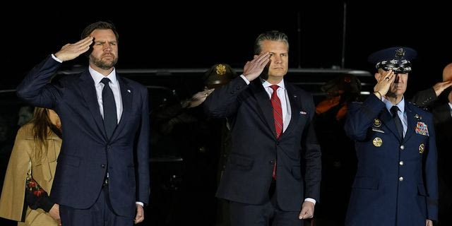 Ο Βανς υποδέχτηκε τη σορό του έβδομου Αμερικανού που σκοτώθηκε στη Μέση Ανατολή