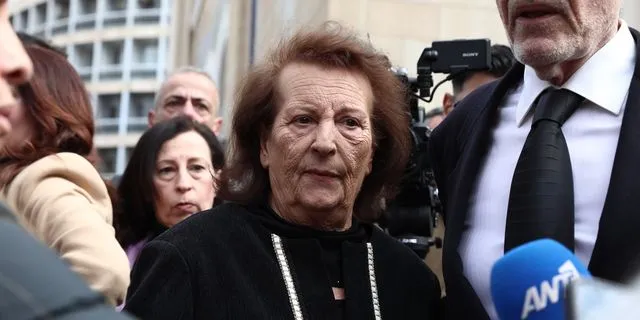 Η Βάσω Κατσαβού – Καζαντζίδη στην κηδεία της Μαρινέλλας: “Ήταν αδελφή μου, θα την αγαπώ για πάντα”