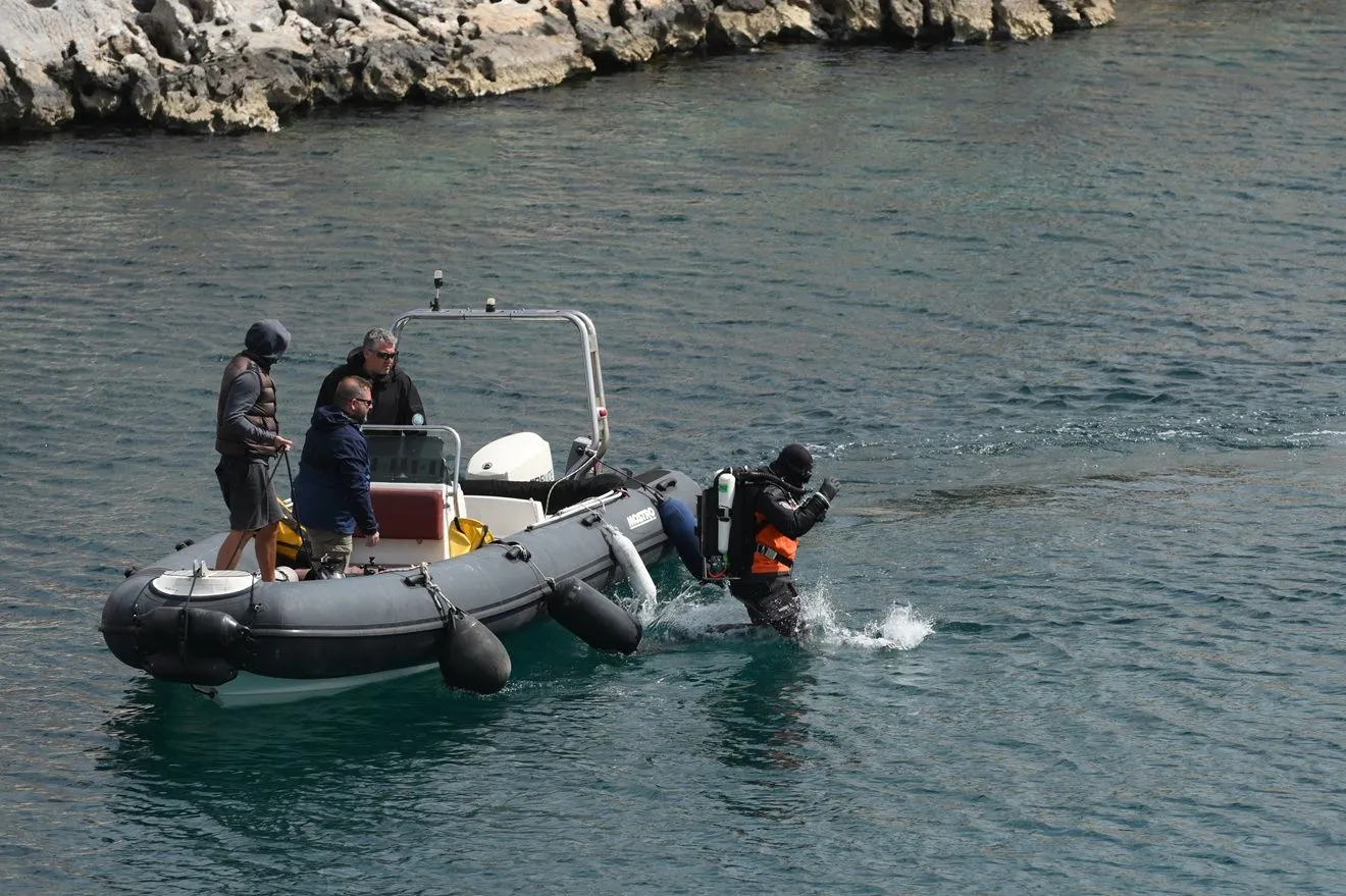 Βουλιαγμένη: Εγκλωβισμένη η σορός του δύτη σε βάθος άνω των 30 μέτρων