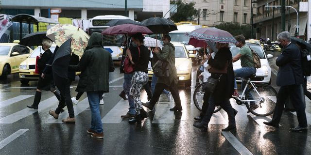 Βροχερό σκηνικό στο κέντρο της Αθήνας (φωτογραφία αρχείου)