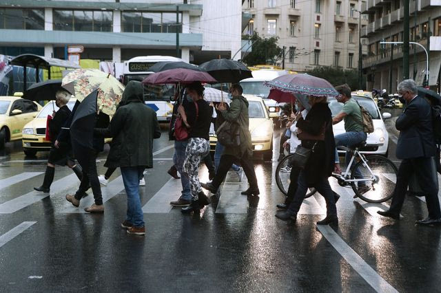 Βροχερό σκηνικό στο κέντρο της Αθήνας (φωτογραφία αρχείου)
