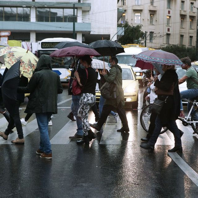 Βροχερό σκηνικό στο κέντρο της Αθήνας (φωτογραφία αρχείου)