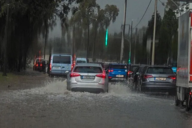 Η κακοκαιρία “Deborah” χτυπά την Αττική – Πώς θα κινηθούν τα φαινόμενα