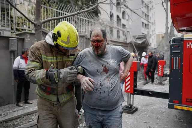 “Η εμπλοκή στον πόλεμο μάς κάνει πρόβατα επί σφαγή” – Η προειδοποίηση οκτώ πανεπιστημιακών