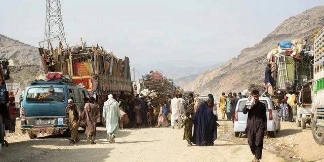 Αφγανοί διασχίζουν το πέρασμα Torkham από το Πακιστάν