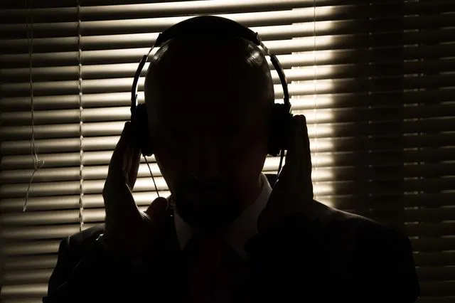 Τους παρακολουθούν και το βουλώνουν: Περιδεείς υπουργοί, “τυφλά” ΜΜΕ…