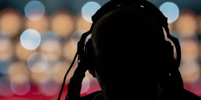 Εξευτελισμός: Τους παρακολουθούν και (τους) “είναι αδιάφορο”!