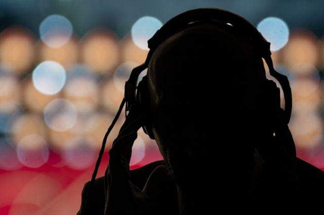 Εξευτελισμός: Τους παρακολουθούν και (τους) “είναι αδιάφορο”!